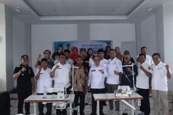 Pemkab Agam bantu mesin jahit korban banjir lahar dingin Gunung Marapi