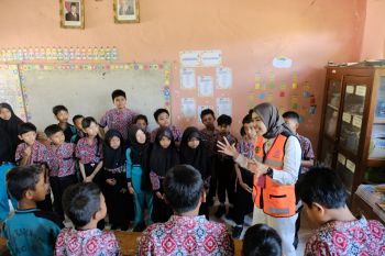 Semen Gresik tanamkan semangat belajar untuk siswa SDN Kawidono Rembang pada SG Goes To School