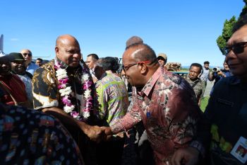 Gubernur Papua Fakhiri ingatkan bupati dan wali kota kerja untuk melayani rakyat