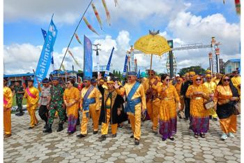 Bupati Malinau Mengapresiasi Prosesi Adat Perkawinan Bulungan Saat Festival Budaya Irau