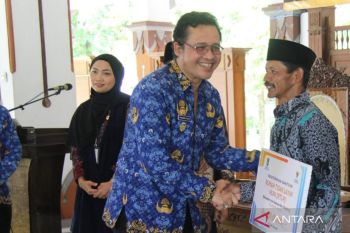 Bupati Magelang berikan bantuan peningkatan RLTH