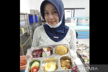 Free meal kitchens serve Prabowo's favorite dish on his 74th birthday