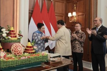 Prabowo tumpengan untuk rayakan HUT bersama keluarga dan kabinet