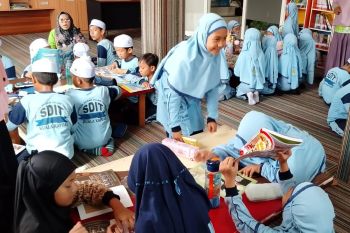 Disarpustaka Kapuas terima kunjungan siswa untuk kenalkan literasi sejak dini