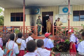 Indonesian soldiers deliver school supplies to remote Highland Papua