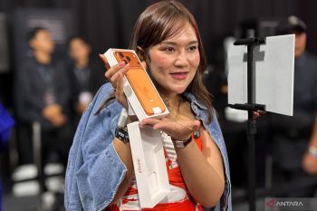 iPhone 17 Resmi Rilis, Pembeli Antusias Unboxing Tengah Malam