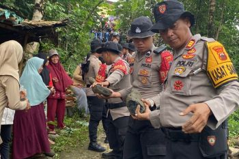 Polres Purbalingga kerahkan personel tangani longsor di Desa Panusupan