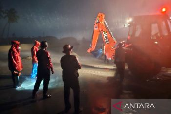 BPBD Aceh Barat kerahkan alat berat keruk muara Sungai Ujung Kalak atasi banjir