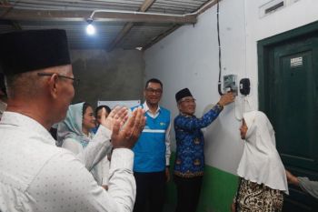 Senyum sumringah Nenek Partinah terima sambungan listrik gratis dari pemerintah dan PLN