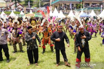 Seribu penari topeng ireng beraksi di Temanggung