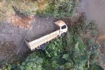 Truk pengangkut pasir di Tangerang terjun ke jurang, pengemudi patah tulang