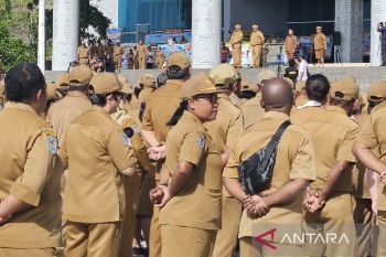 Gubernur Papua Fakhiri minta ASN melayani masyarakat tanpa pungutan liar