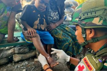 Satgas TNI Yonif 521/DY mendorong pengobatan gratis bagi warga Walesi