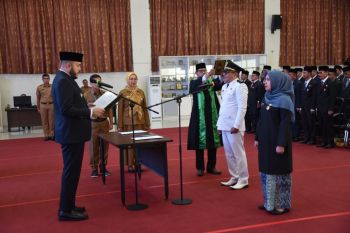 Wako Fadly Amran lantik 122 pejabat administrator dan pengawas di lingkungan Pemko Padang