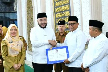 Wako Fadly Amran serahkan secara simbolis dana operasional Ketua RT/RW se-Kecamatan Pauh