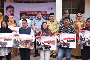 Wawako Maigus Nasir hadiri penyerahan bantuan alat dan mesin pertanian kelompok tani di Kota Padang
