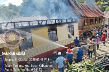 Pemkab Agam kerahkan tiga mobil Damkar padamkan api, seorang balita selamat