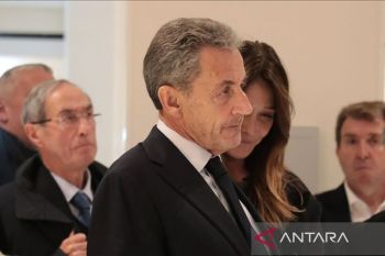 Pengadilan Prancis izinkan mantan Presiden Nicolas Sarkozy dilepas dari penjara