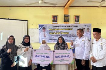 Wabup Dharmasraya serahkan santunan kematian kepada ahli waris imam-khatib masjid