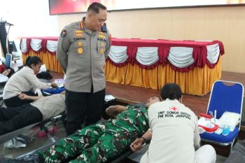 Polda Papua serahkan 170 kantong ke PMI Jayapura dari aksi donor darah
