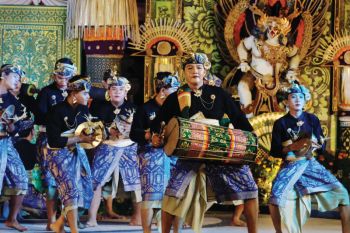 PEMKOT DENPASAR WADAHI KREATIVITAS KAUM MUDA LEWAT PARADE BALEGANJUR