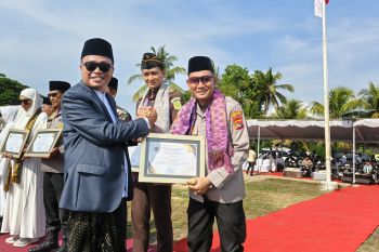 Hari Santri, Kapolres Lombok Tengah dapat penghargaan dari Kemenag NTB