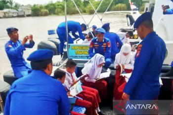 Polairud Banjarmasin tingkatkan literasi anak di bantaran sungai