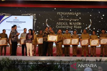 Menkumham RI Anugerahkan Penghargaan kepada 12 Kepala Daerah atas Dukungan Pembentukan Posbakum di Riau