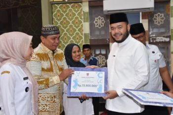 Wako Fadly Amran serahkan dana operasional RT/RW Kecamatan Padang Timur, nilainya fantastis
