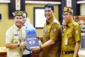 Bupati Shalahuddin terima sarpras pengelolaan sampah dari Gubernur Kalteng