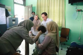 Dinsos Kota Tangerang serahkan kaki palsu dan alat pendengaran ke difabel