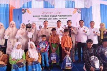 Angkasa Pura Salurkan CSR untuk Pendidikan dan Penghijauan Pekanbaru