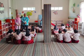 Disarpustaka Kapuas terima kunjungan edukatif siswa SDN 1 Selat Hilir