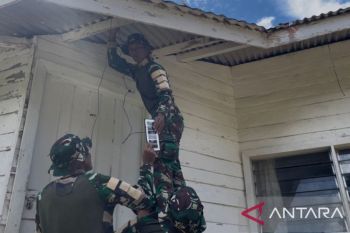 Satgas Yonif 511 pasang lampu beri penerangan warga Lanny Jaya