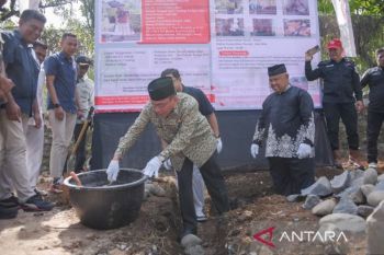 Wawako Maigus Nasir letakkan batu pertama pembangunan Rumah Layak Huni bagi RTM