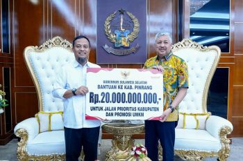 Gubernur Sulsel serahkan Rp20 miliar infrastruktur dan UMKM di Pinrang