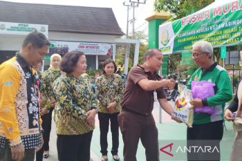 Dukung pengendalian inflasi, kejaksaan laksanakan pasar murah di Kobar