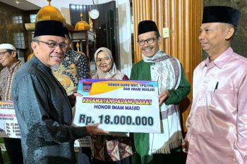 Wawako Maigus Nasir serahkan dana operasional triwulan III tahun 2025 Ketua RT/RW Kecamatan Padang Barat