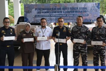 PT Semen Padang Bantu Bea Cukai Riau Musnahkan Rokok Ilegal Senilai Rp12,8 Miliar