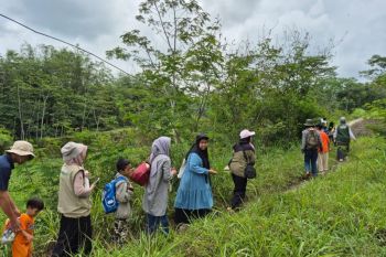 Anak-anak panti asuhan Madania bermain dan belajar mitigasi Merapi