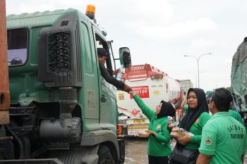 Pemprov Jateng bantu konsumsi untuk pengemudi truk terjebak banjir