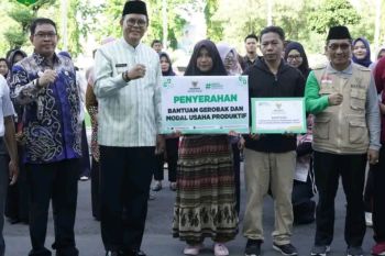 Baznas salurkan bantuan gerobak dan modal bagi UMKM di Sumbawa