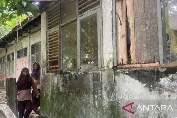 Kekurangan kelas, siswa SDN Cirangkong Serang belajar bergantian