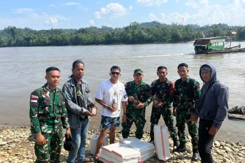 Satgas Pamtas RI--Malaysia Gagalkan Penyelundupan 300 Botol Miras