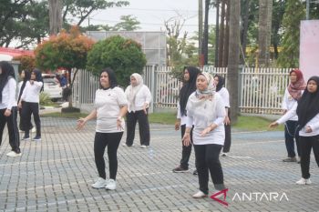 DWP Kemenkum Kalsel gelar senam jaga kebersamaan dan kesehatan