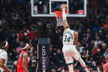 Antetokounmpo cetak 31 poin 20 rebound, Bucks kalahkan Raptors 122-116