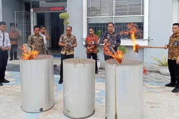 Lapas Narkotika Pangkalpinang musnahkan barang sitaan dari kamar warga binaan