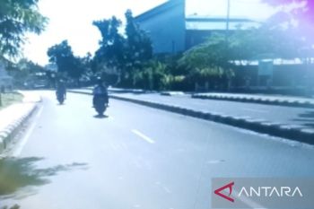 DPU Biak  melakukan pemeliharaan jalan di kampung wisata 450 meter