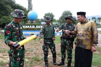 Yon Zipur 16/DA latih prajurit Yonif TP gunakan alat deteksi air bersih untuk bantu warga