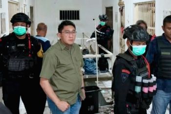Petugas sita puluhan ponsel dari sel hunian napi Lapas Karawang